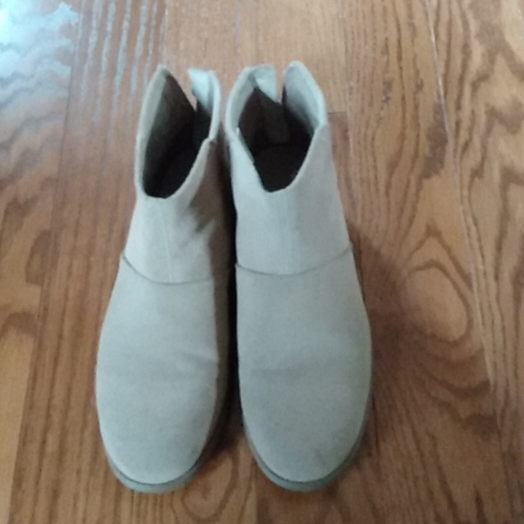 Pair of tan Suede Kookaburra Booties - Picture 3 of 6